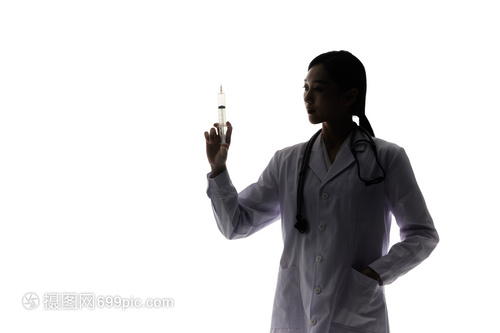 手持针筒的女性医生剪影